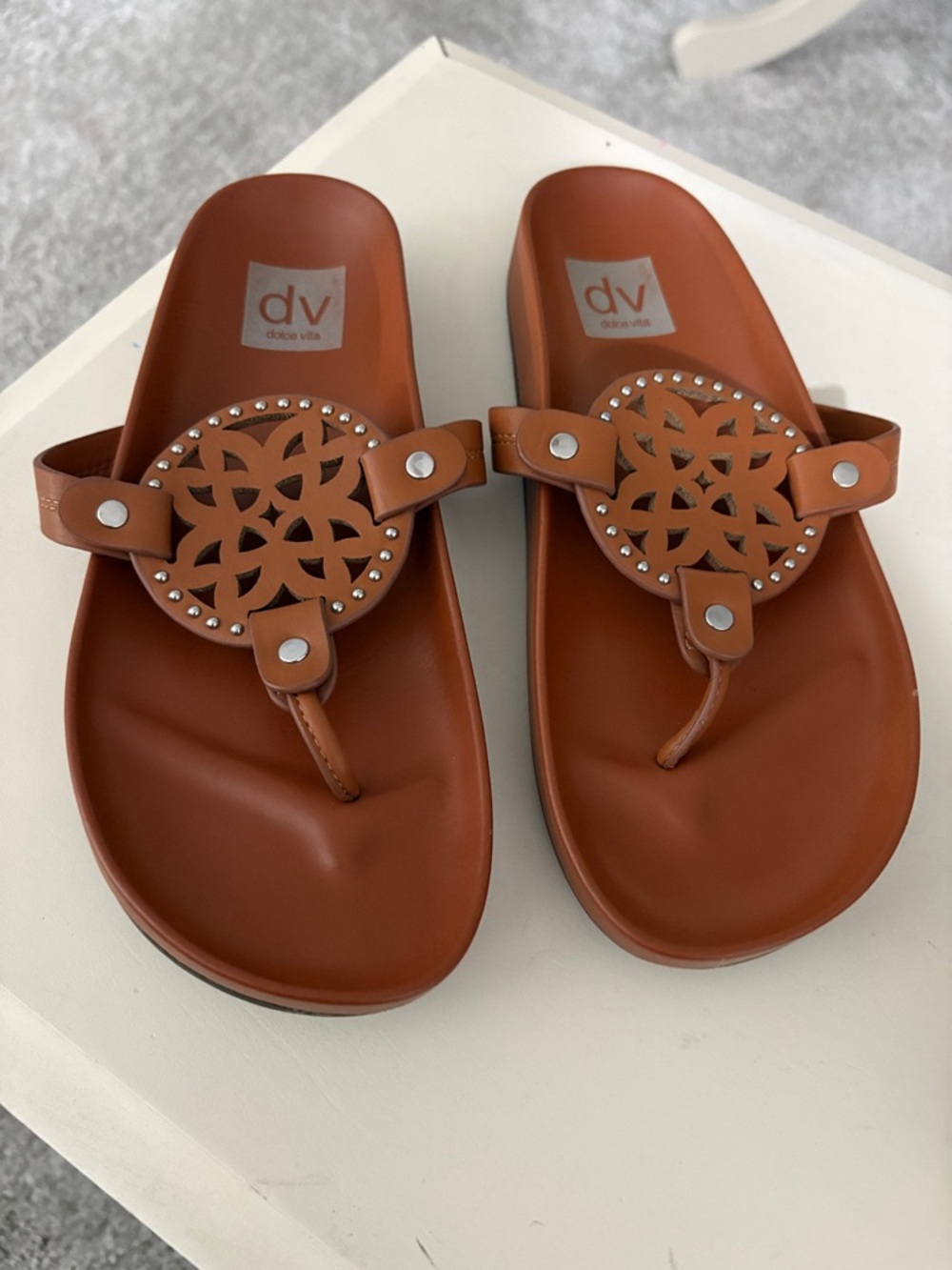 DV Dolce Vita Pilar Brown Cutout Thong Sandals Size 6